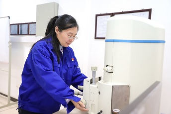 石晓宁进行科研尝试.jpg 石晓宁进行科研尝试.jpg