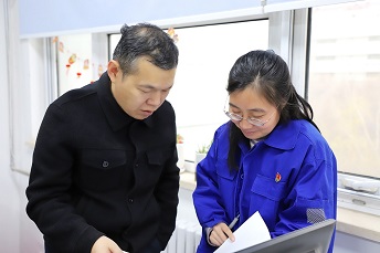 石晓宁与同事钻研讨1111论.jpg 石晓宁与同事钻研讨1111论.jpg